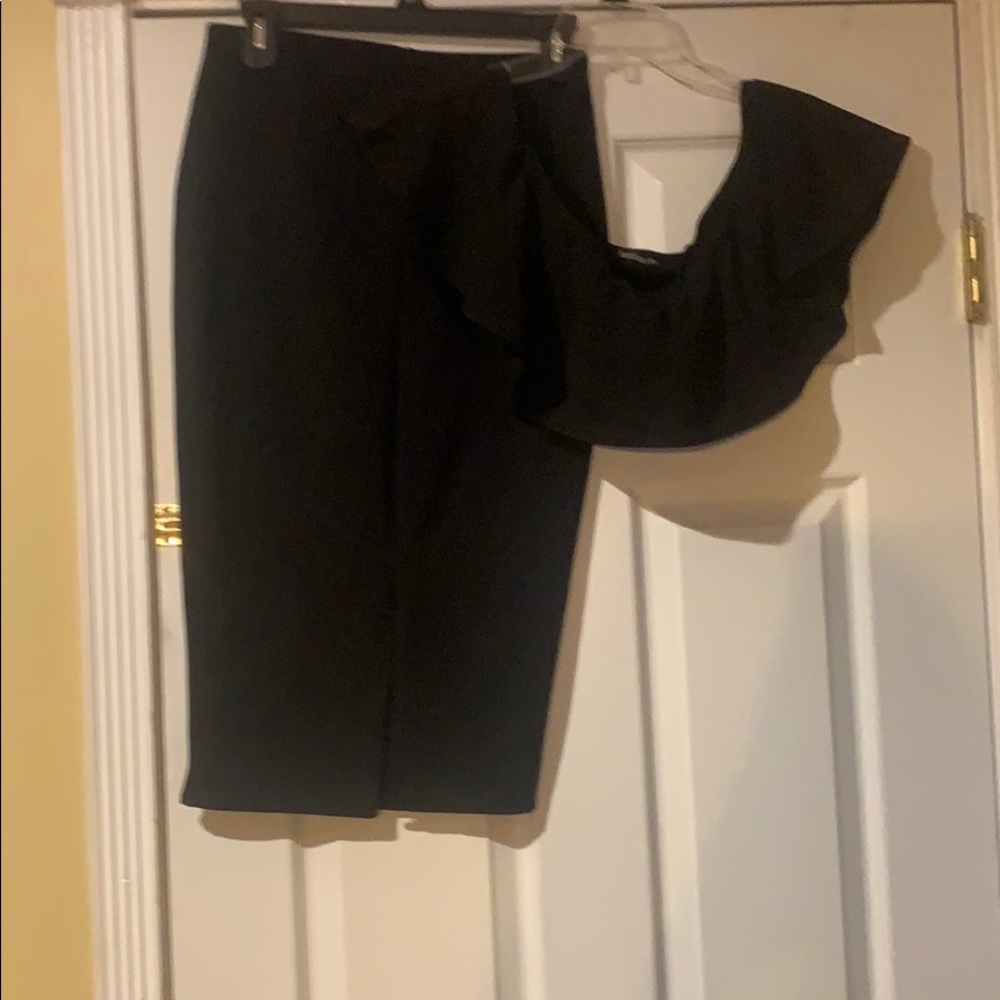 2 piece bodycon skirt & off the shoulder crop top.